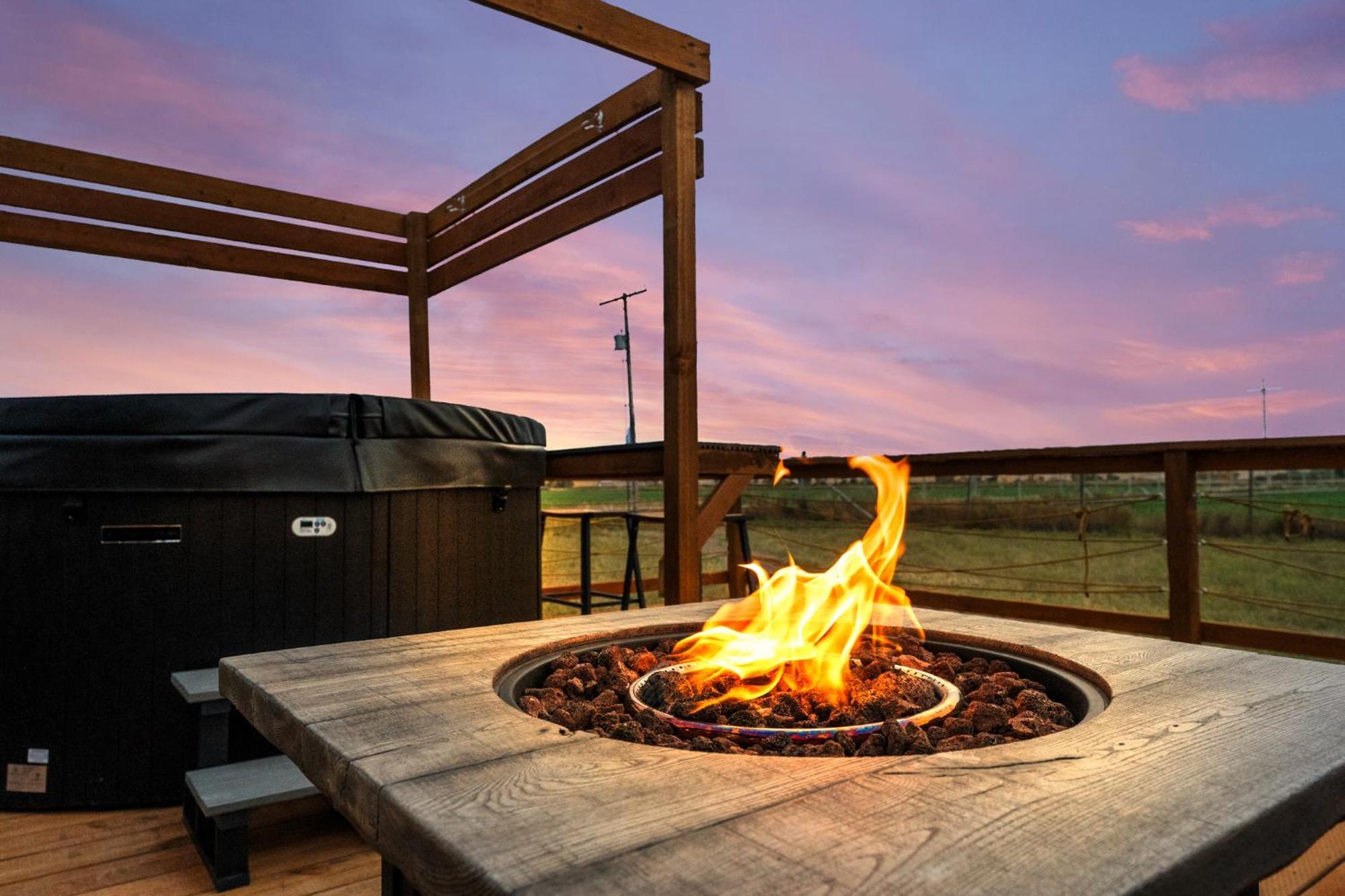 Modern Tiny Cabin, With Hot Tub In Choteau Mt Dış mekan fotoğraf